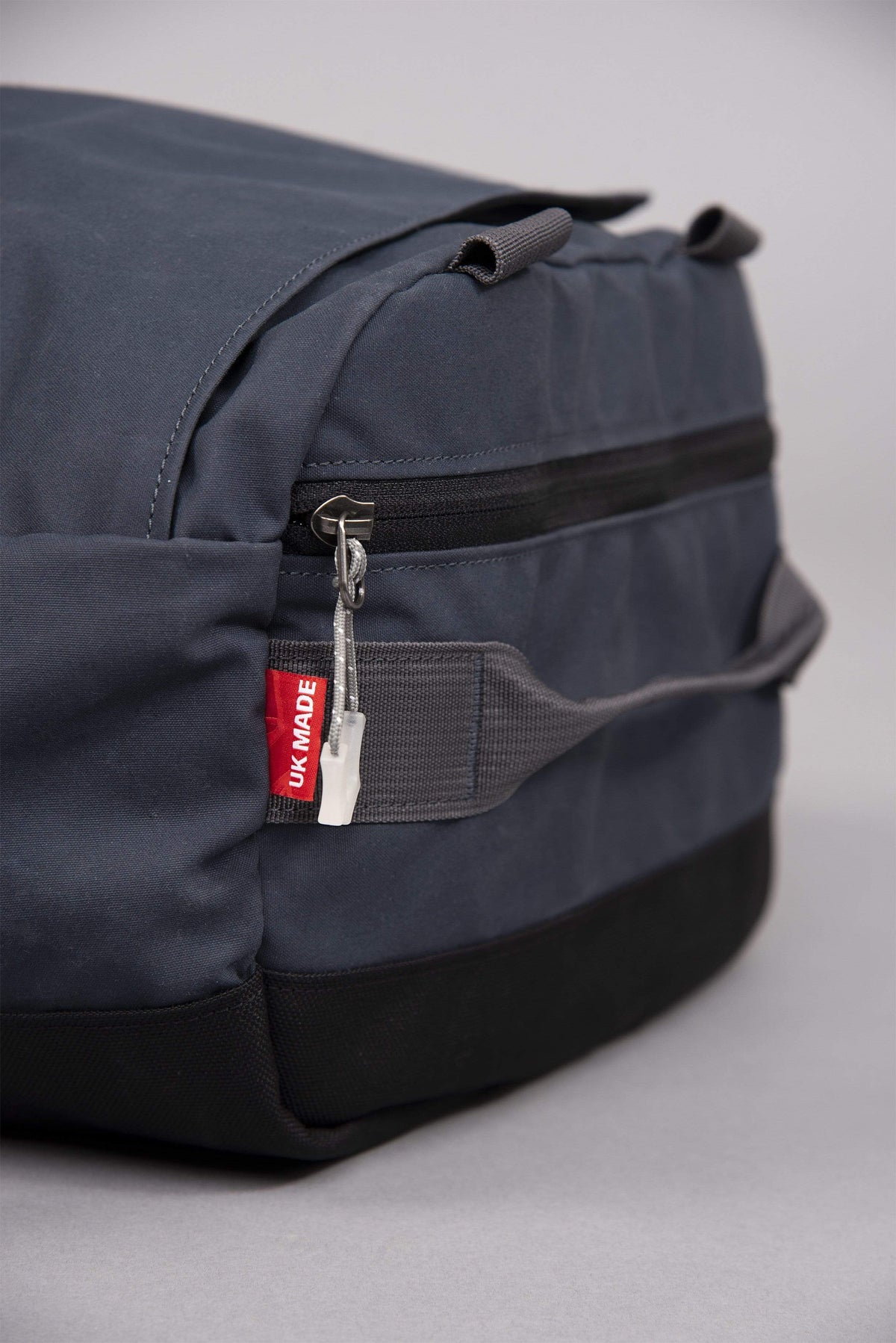 idaho 30 waxed cotton duffle bag in denim zip pocket detail - closed