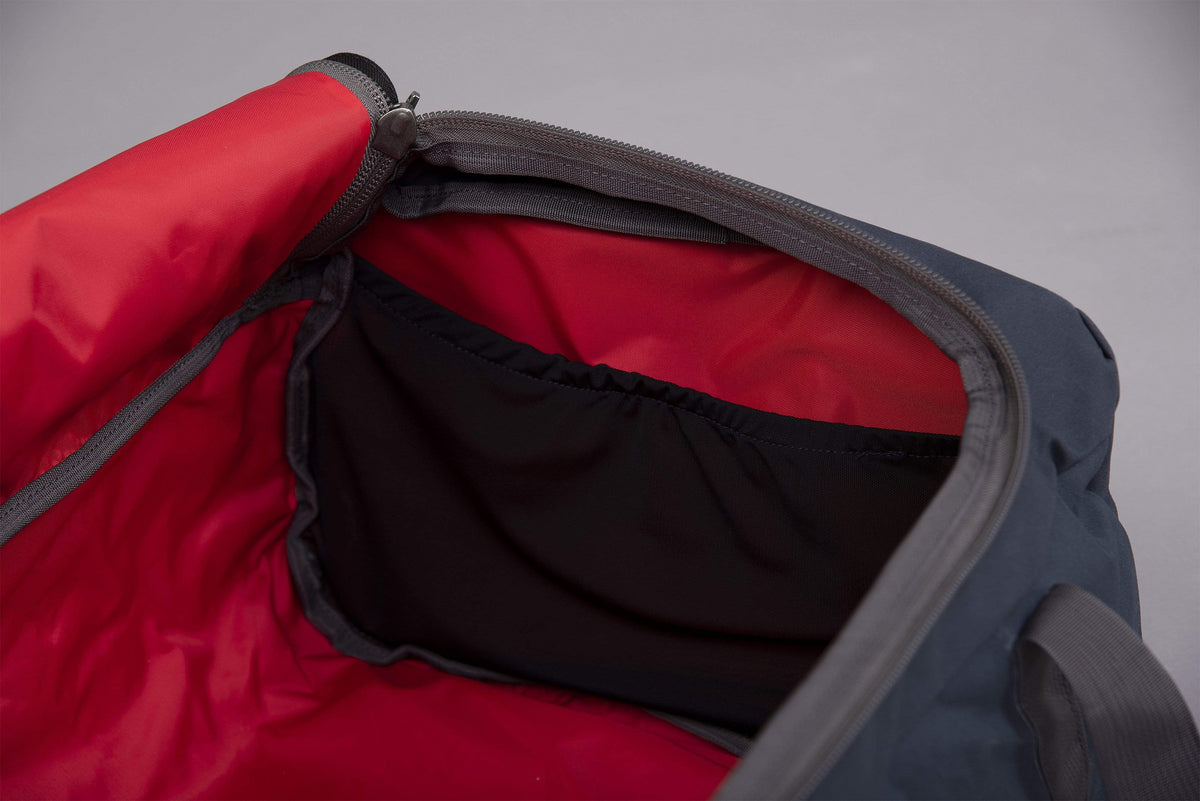 idaho 30 waxed cotton duffle bag in denim inside pocket - closed