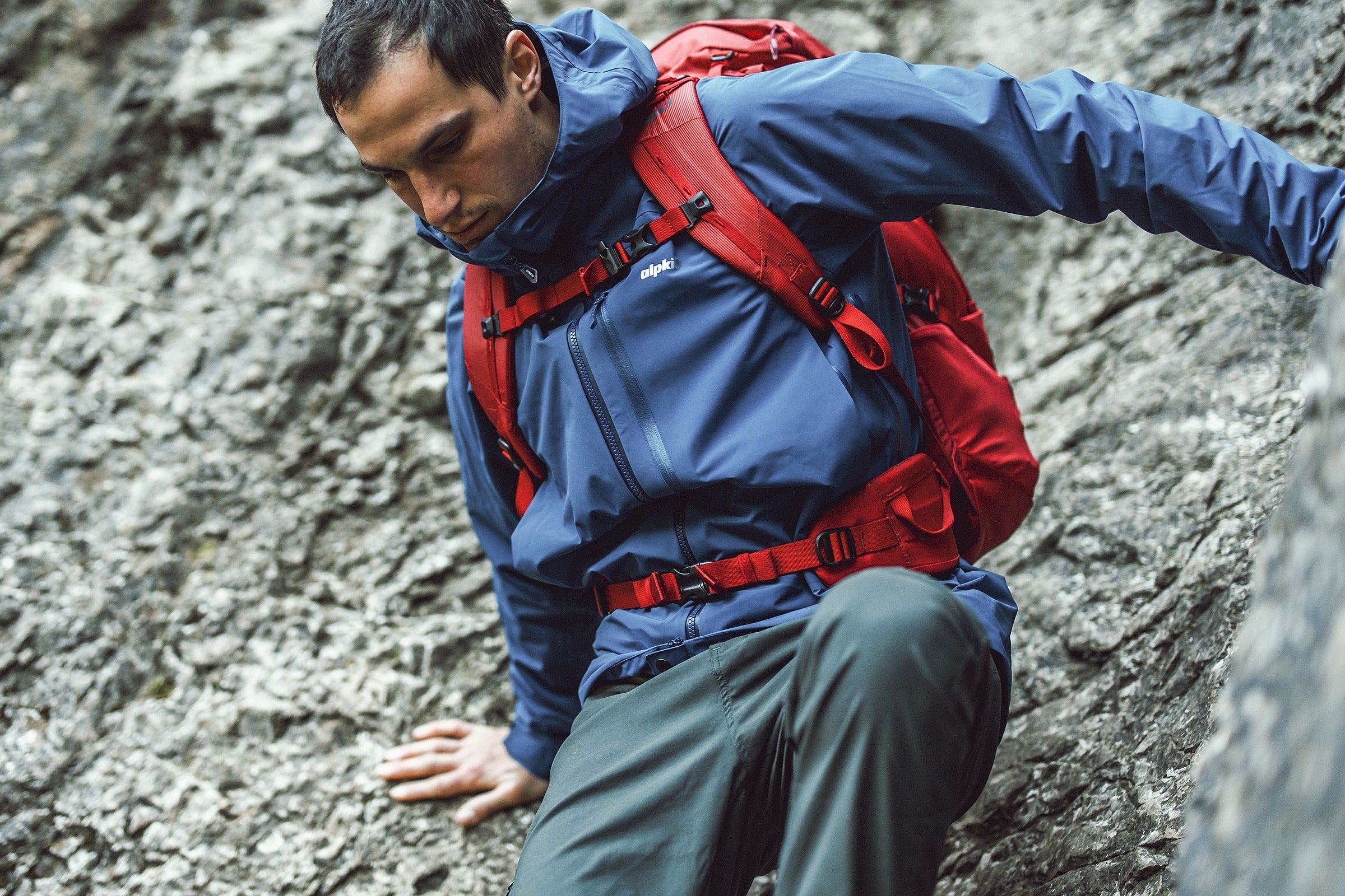 Scrambling waterproof jacket