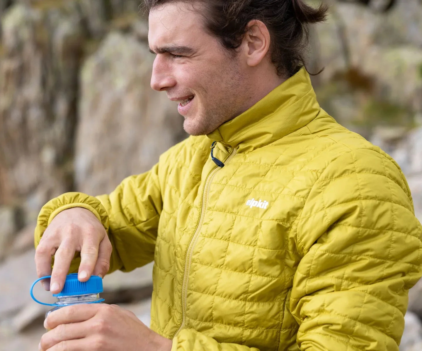 Synthetic insulation jacket