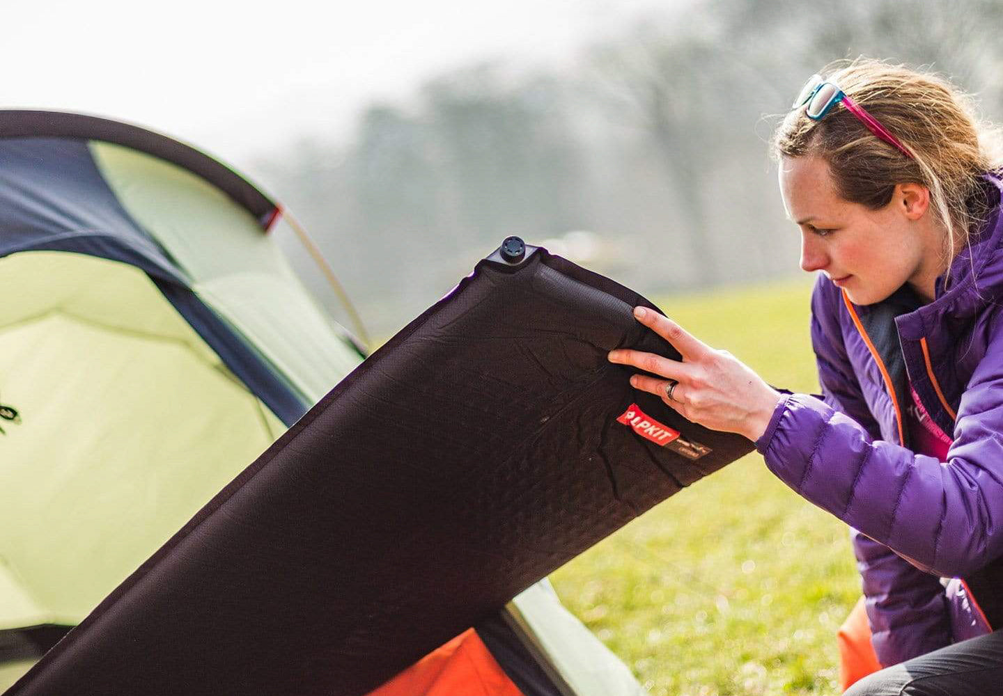 How do self-inflating camping mats work?