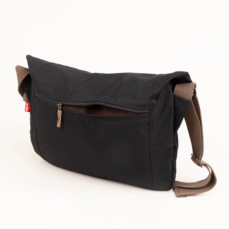 alpkit alleycat messenger bag in black rear pocket