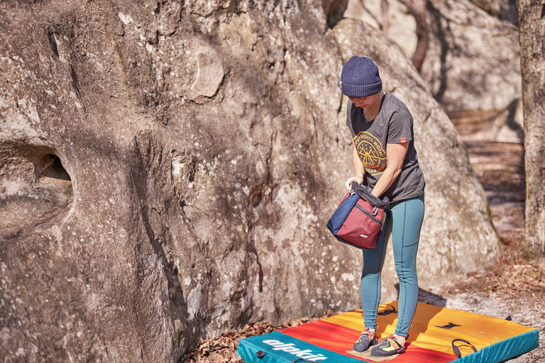 Zofia Reych chalking up in Font with a burgundy and navy chalk bucket - action