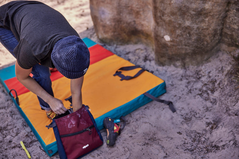 Zofia Reych chalking up before bouldering in Font with the Origin bouldering crash pad - action - closed