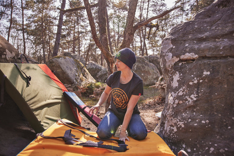 Zofia Reych with the Phud bouldering mat in Font - action