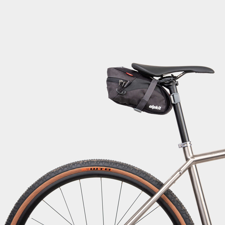 enduro seatpack regular bikepacking bag in panther black