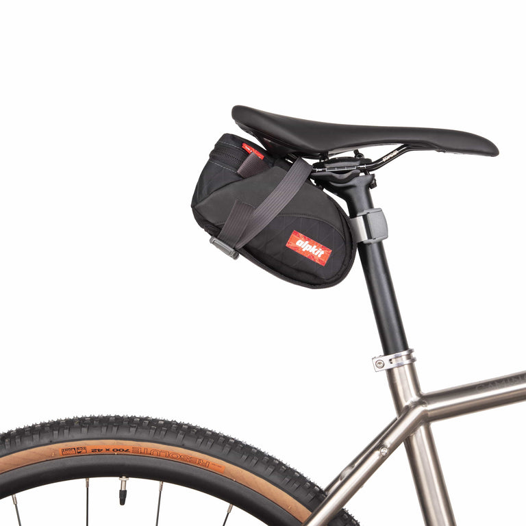 enduro seatpack small in black - closed