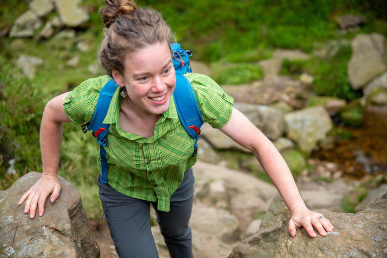 Alpkit estella shirt in verde - action