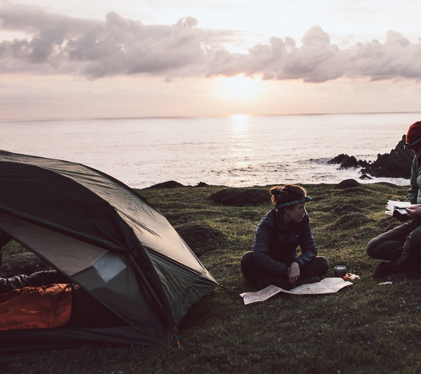 jaran2-tent-evening-camp - action