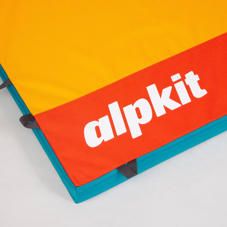 alpkit thud bouldering mat taco style boulder pad logo