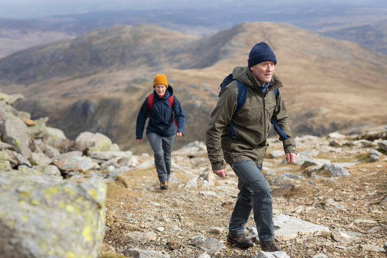 alpkit Ranger mens organic cotton ventile jacket in green - action - closed