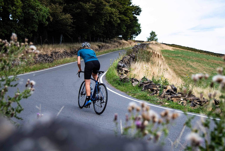 TCAKRHYBSW_wmns-bib-shorts-model-6 - action